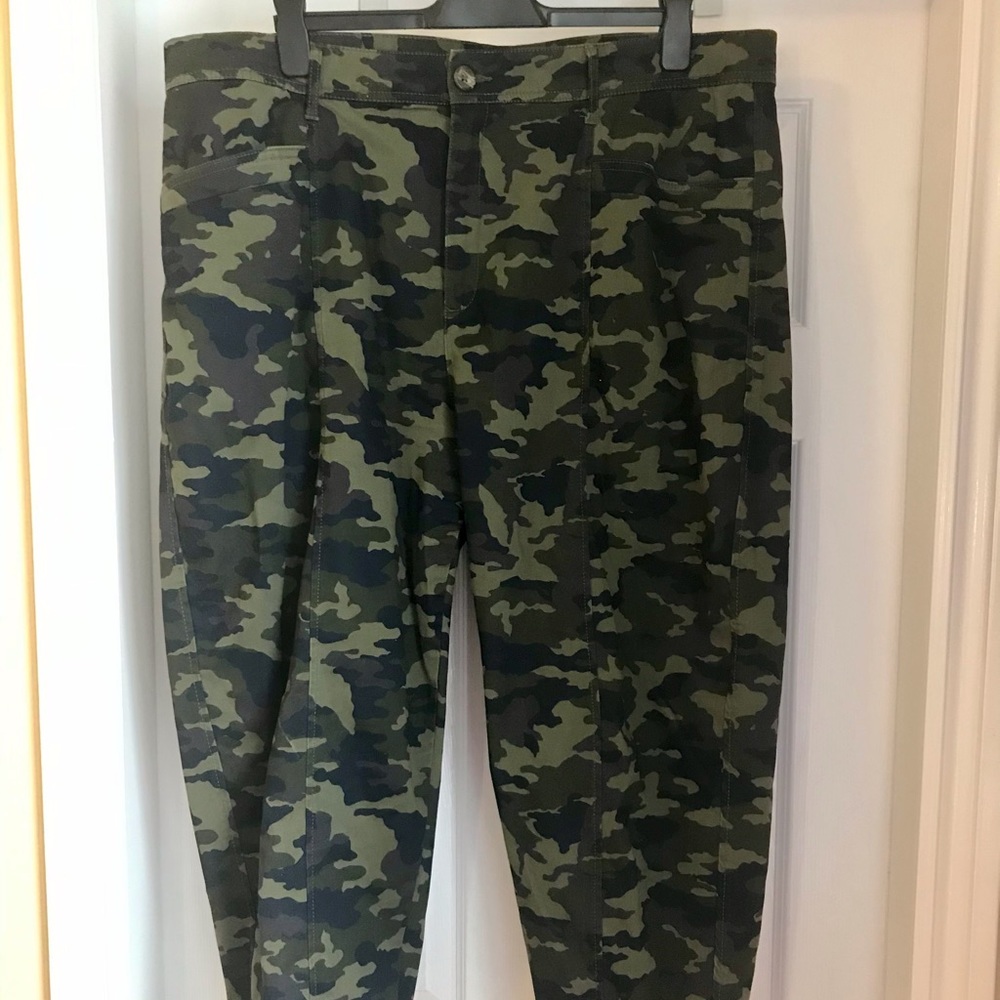2/$25 🇨🇦 Camo pants